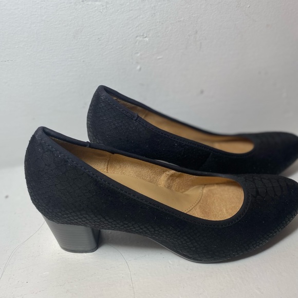 New black snake skin Naturalizer heels. Size 6.5 - Picture 2 of 3